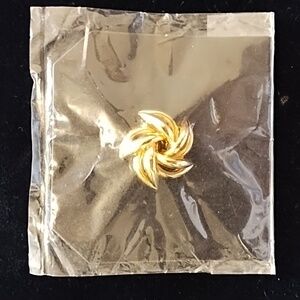 NIP Goldtone Pinwheel Brooch